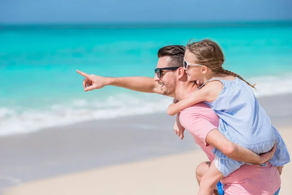 Klein meisje en gelukkig papa hebben plezier tijdens strand vakantie — Stockfoto