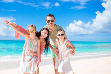 Genç aile tatil birlikte eğlenceli bir sürü var