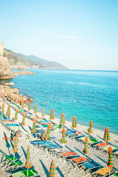 Tumbonas y sombrillas en la hermosa costa europea en Monterosso en Italia, Cinque Terre, Liguria — Foto de Stock