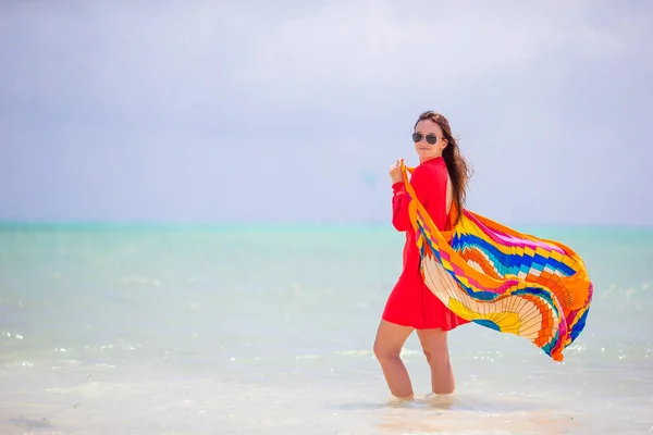 Joven mujer hermosa en la orilla del mar tropical. Chica feliz en hermoso vestido de fondo el mar —  Fotos de Stock