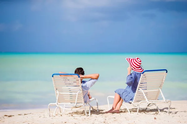 Mladá rodina na bílé pláži během letních prázdnin. — Stock fotografie