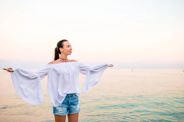 Mujer joven disfrutando de vacaciones en la playa — Foto de Stock