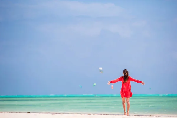 Tropik sahil üzerinde genç güzel kadın. Arkadan görünüşü güzel elbise arka planda deniz genç kız — Stok fotoğraf