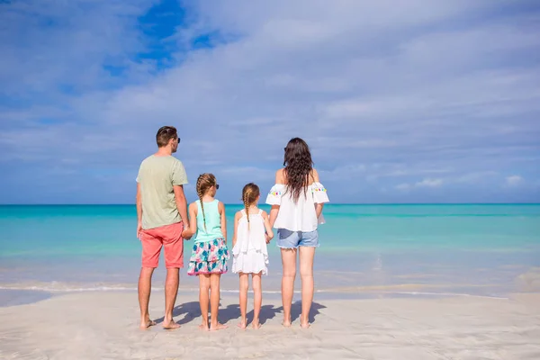 Giovane famiglia in vacanza sulla spiaggia. Concetto di viaggio familiare — Foto Stock