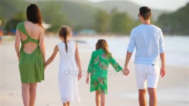 Arkadan görünüşü dört Karayipler tatil Sahilde yürüyüş iki çocuklu aile