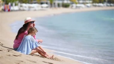 Anne ve çocuk aile zevk beyaz sahilde Deniz Manzaralı