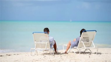 Deniz Manzaralı ve tatil keyfini şezlong üzerinde rahatlatıcı iki aile