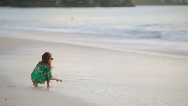 Schattig klein meisje veel plezier op tropisch strand tijdens vakantie — Stockvideo