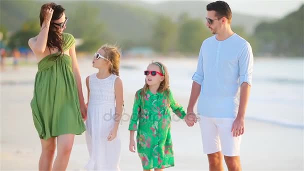 夏の休暇中にビーチで幸せな美しい家族 — ストック動画