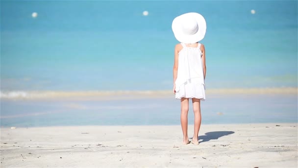 Niña de blanco en la playa en vacaciones caribeñas — Vídeos de Stock