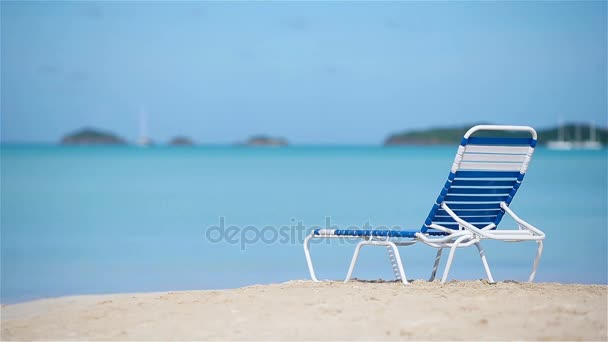 Um leito de sol na praia tropical branca do caribe — Vídeo de Stock