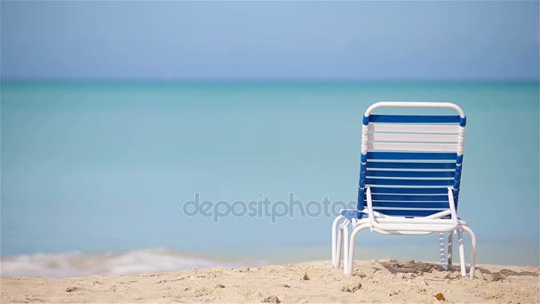 One sunbed on white tropical caribbean beach — Stock Video