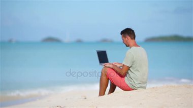 Tropikal Karayipler beach laptop ile genç adam