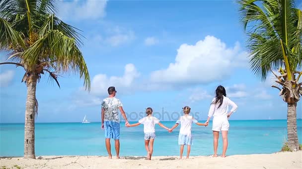 Молодая семья в отпуске — стоковое видео