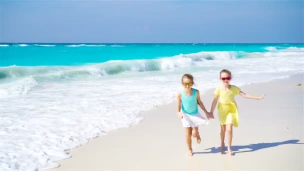 Adorables niñas en la playa durante las vacaciones de verano — Vídeos de Stock