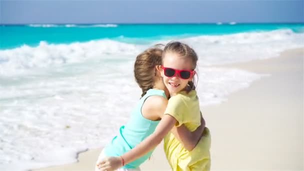 Bedårande små flickor under sommarlovet. Barnen njuta av sin resa — Stockvideo