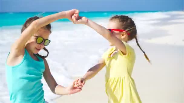 Pequeños niños felices divirtiéndose juntos en la playa — Vídeo de stock