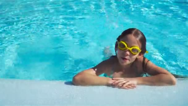 Portrét holčička baví ve venkovním bazénu. Dítě si užívat dovolené — Stock video