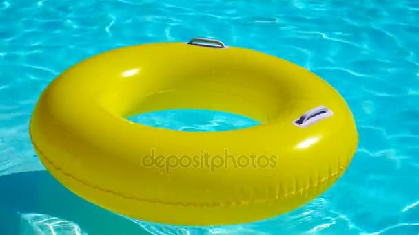 Piscina com um anel inflável amarelo brilhante — Vídeo de Stock