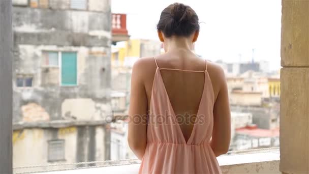Молодая привлекательная женщина в платье на старом балконе в квартире в Гаване — стоковое видео