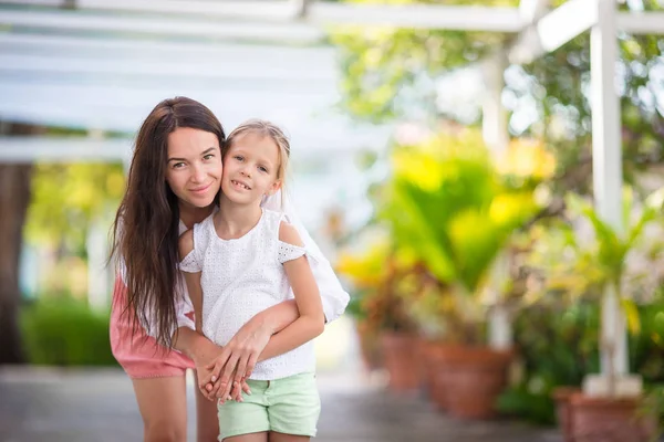 Porträt eines kleinen Mädchens und einer Mutter im Sommerurlaub — Stockfoto