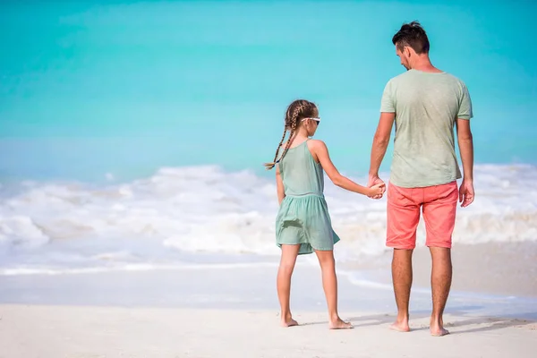 Семья на пляже Фааль, гуляющая вместе на карибском острове Антигуа и Барбуда — стоковое фото