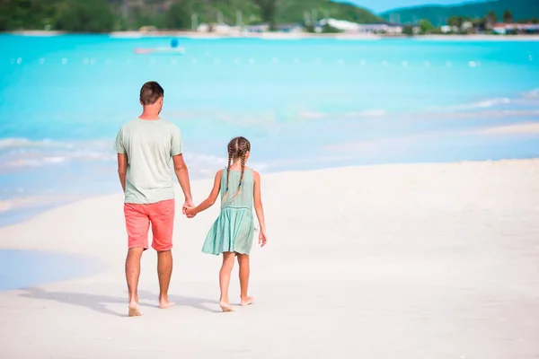 Boldog apa és imádnivaló kislánya a trópusi strandon jól érzik magukat. — Stock Fotó