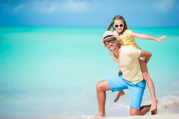 Ευτυχισμένος πατέρας και του αξιολάτρευτο μικρό παιδί στην τροπική παραλία διασκεδάζοντας μαζί — Φωτογραφία Αρχείου