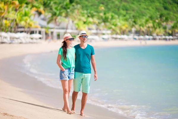 Νεαρό ζευγάρι στην παραλία με λευκή. Ευτυχισμένη οικογένεια σε διακοπές μήνα του μέλιτος — Φωτογραφία Αρχείου