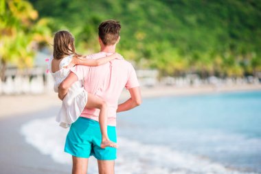 Aile tropikal plaj tropikal Carlisle defne plaj beyaz kum ve turkuaz okyanus su Antigua Island Karayipler ile birlikte yürüme.
