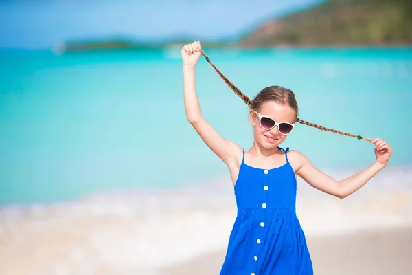 Vacker liten flicka i klänning på beach har roligt. Rolig tjej njuta av sommarlovet. — Stockfoto