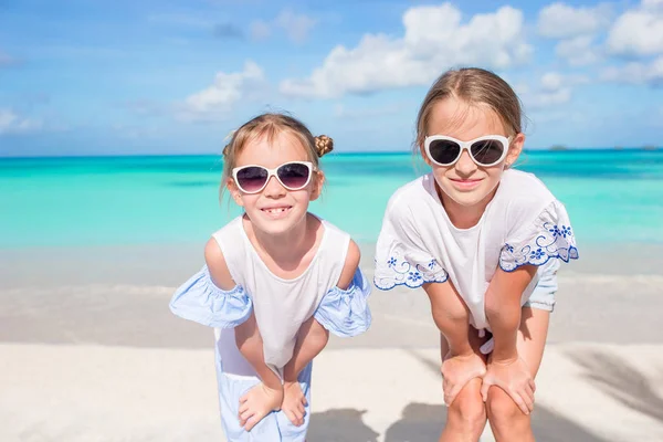 Ritratto di due bellissimi bambini che guardano lo sfondo della macchina fotografica della bella natura del cielo blu e del mare turchese — Foto Stock