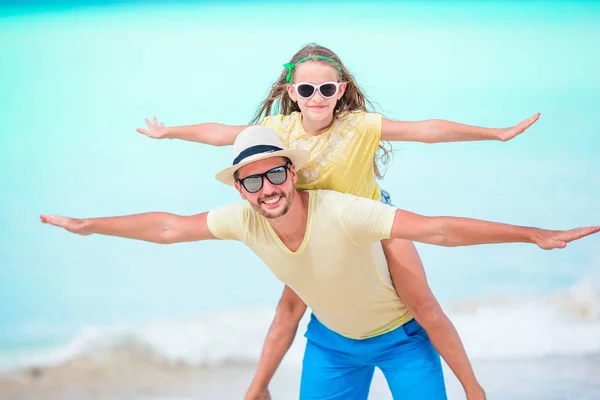 Liten flicka och glad pappa har roligt under stranden semester — Stockfoto