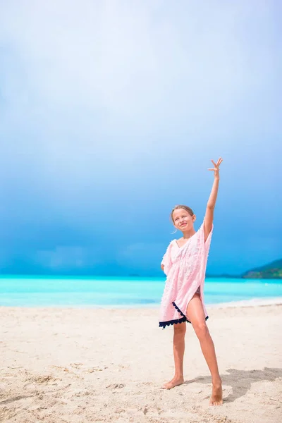 楽しんでビーチでドレスの美しい少女。面白い女の子が夏の休暇を楽しむ. — ストック写真