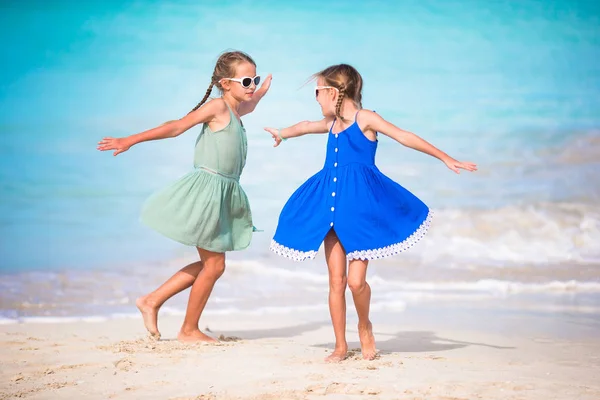 Adorabili bambine si divertono molto sulla spiaggia. Due bellissimi bambini sono felici — Foto Stock