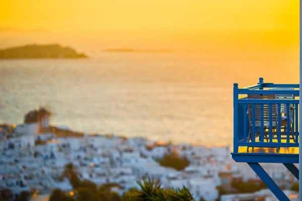 Casa típica conlas coloridas ventanas y puertas en las estrechas calles de Mykonos en la hermosa puesta de sol —  Fotos de Stock