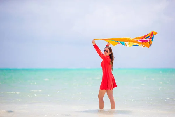 Jovem mulher bonita na costa tropical. Menina feliz relaxante na areia branca praia tropical — Fotografia de Stock