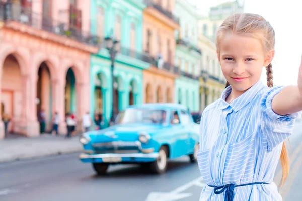 Adorável menina tomando selfie na área popular em Havana Velha, Cuba. Retrato de criança ao ar livre em uma rua de Havana — Fotografia de Stock