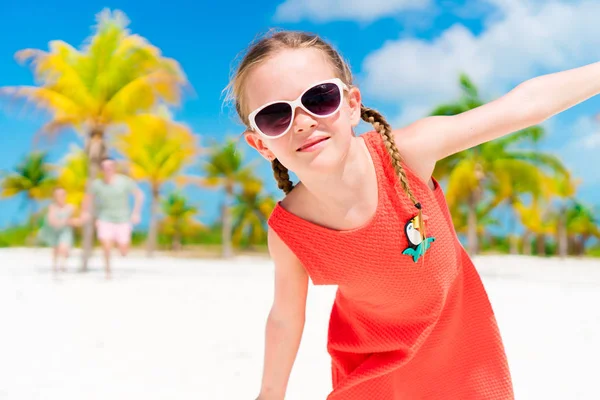 Primer plano de niña adorable durante las vacaciones en la playa divirtiéndose — Foto de Stock