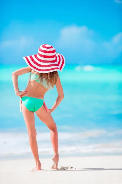 Adorable petite fille en grand chapeau sur la plage de sable blanc des Caraïbes — Photo
