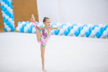 Halı üzerinde onun performansı ile güzel jimnastikçi kız