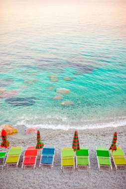 Şezlong ve şemsiye, güzel Avrupa deniz kıyısı Monterosso, Cinque Terre, İtalya
