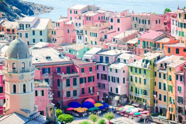 Vernazza şehrin mimarisi üzerinde görüntüleyin. Vernazza Cinque Terre, taly en popüler eski köyde biridir