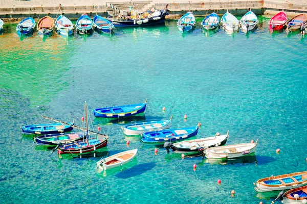 Piękny przytulny bay z łodzi i jasne turkusowe wody w Europie wybrzeża, Manarola, Liguria, Włochy — Zdjęcie stockowe