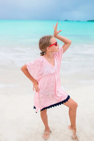 Bella bambina in abito in spiaggia divertirsi. Ragazza divertente godere di vacanze estive . — Foto Stock