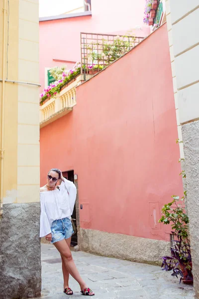 Hermosa mujer feliz en vacaciones europeas en Cinque Terre. Joven turista caucásico caminando por la vieja calle —  Fotos de Stock