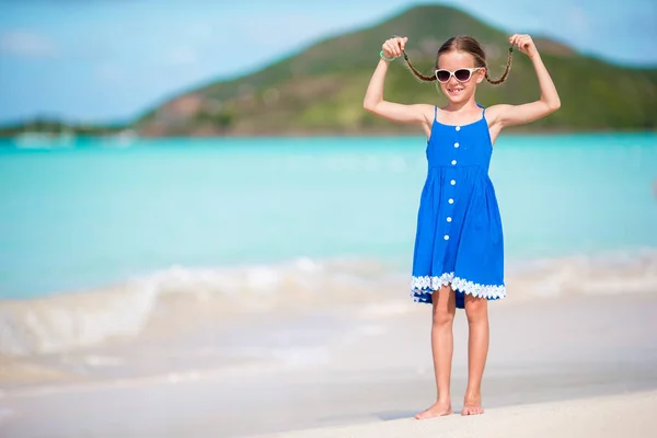 Mooie meisje in jurk op strand plezier. Grappig meisje geniet van de zomervakantie. — Stockfoto