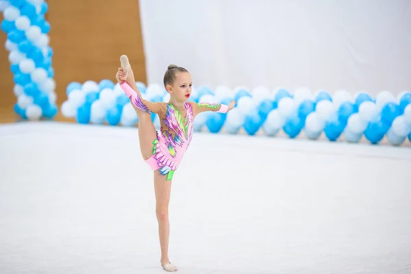 Hermosa niña gimnasta con su actuación en la alfombra — Foto de Stock