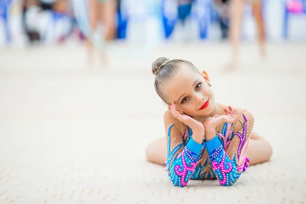 Belle petite gymnaste d'entraînement sur le tapis et prêt pour les compétitions — Photo