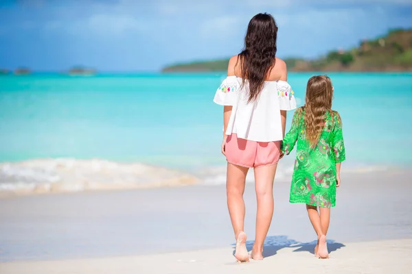 카리브해 해변의 아름다운 어머니와 딸 — 스톡 사진
